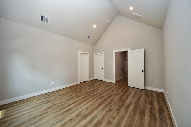 Building Photo - 2189 Mansfield St