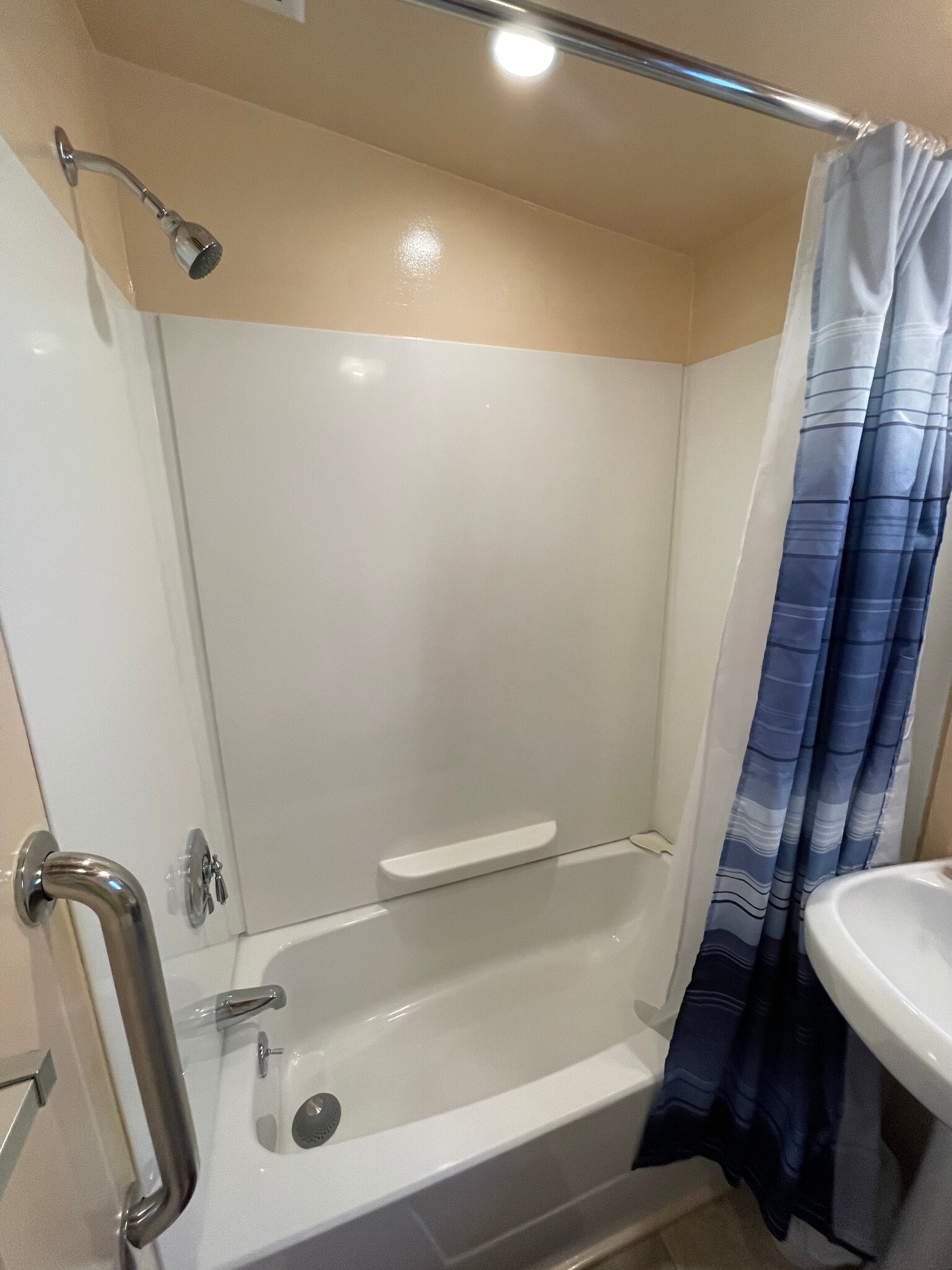 bathroom - 38B Warren Ave