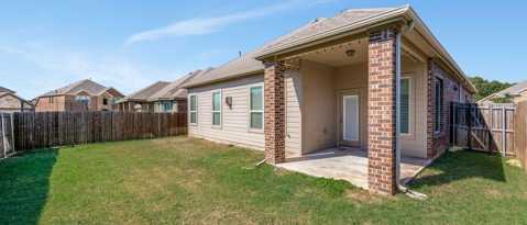 Building Photo - 2025 Lake Vista Dr