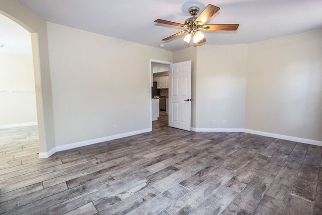 Building Photo - 3 Bedroom Home in Viewpoint East  Applicat...