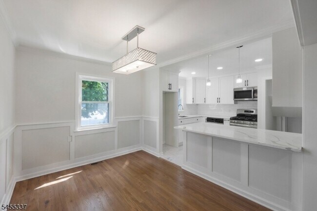 Building Photo - 33 Larchmont Rd