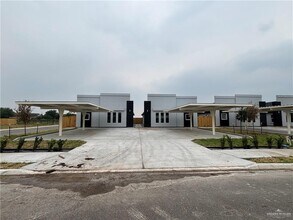 Building Photo - 909 Deluxe St