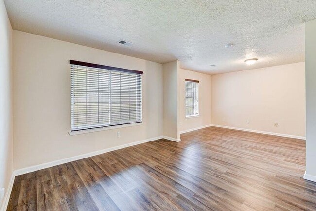 Building Photo - 2107 Collingsfield Dr