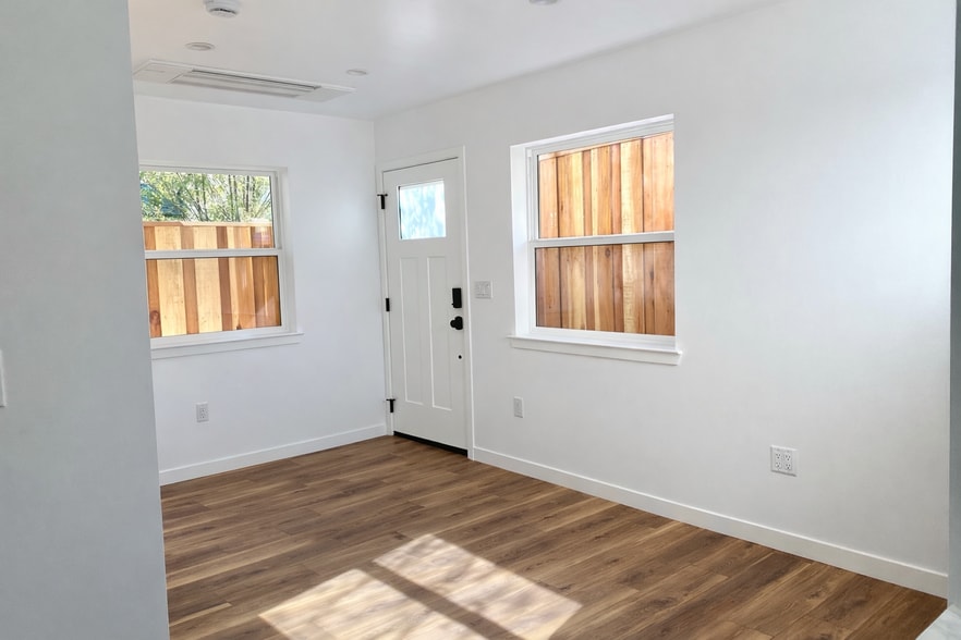 Building Photo - 1615 Phillips Ln