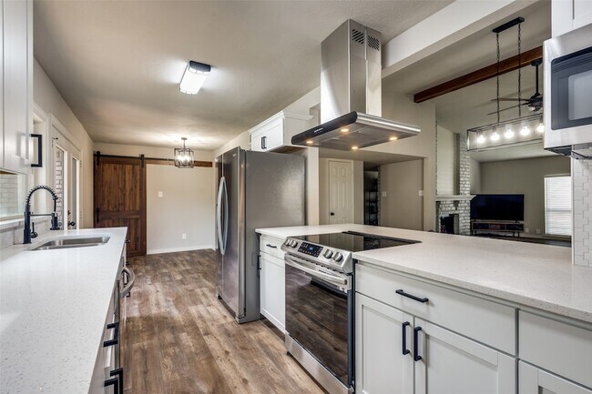 Building Photo - 5096 Thompson Dr