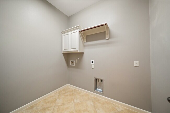 Building Photo - Move-in Ready!  Beautiful Perry Home One Story Home!