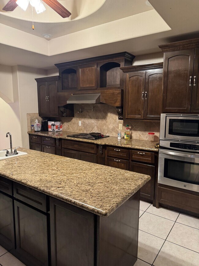 Building Photo - 3102 E Plum St