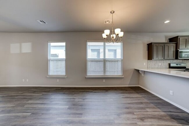 Building Photo - Luxury 4 Bed / 2.5 Bath Townhome Near Downtown | Bonus Office
