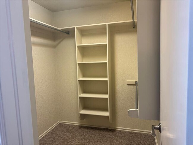 Building Photo - 1913 Lois Lynn Ln