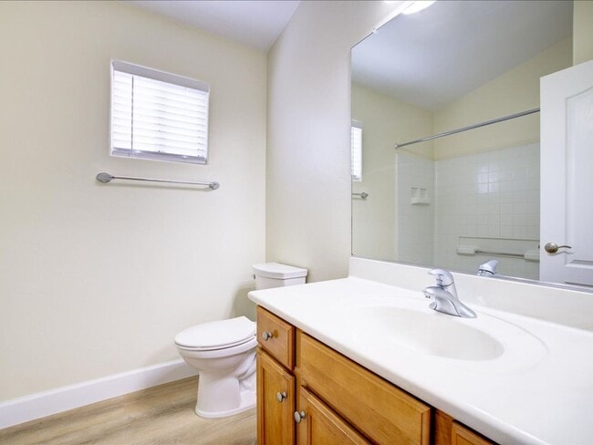 Building Photo - 3 Bedroom 2 Bathroom