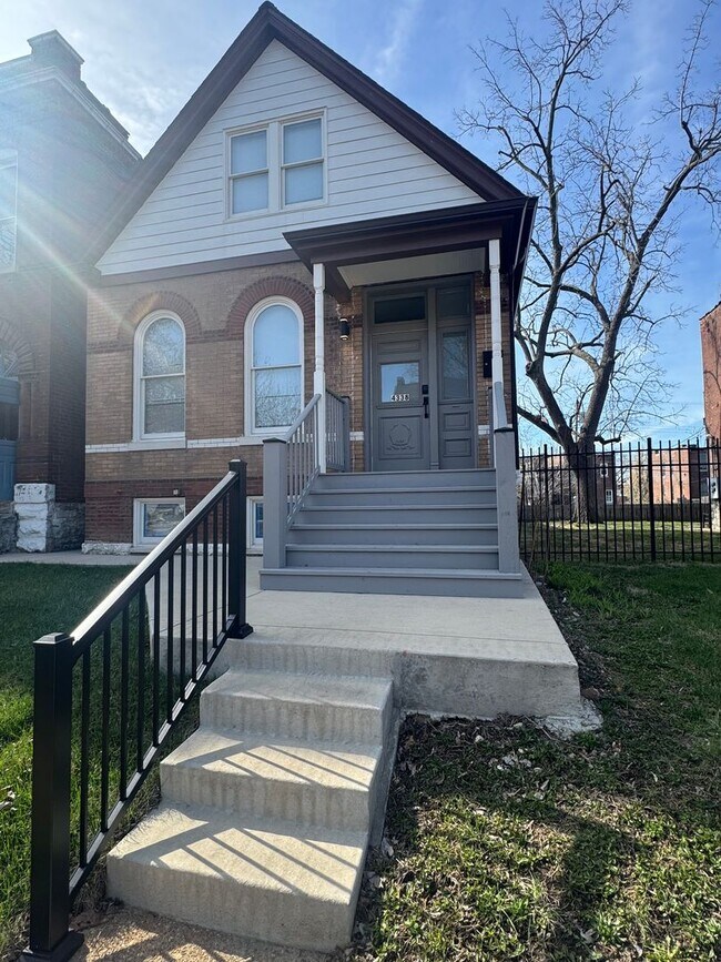 Building Photo - Bright & Spacious 3BR in The Grove – Walk to Shops & Dining!