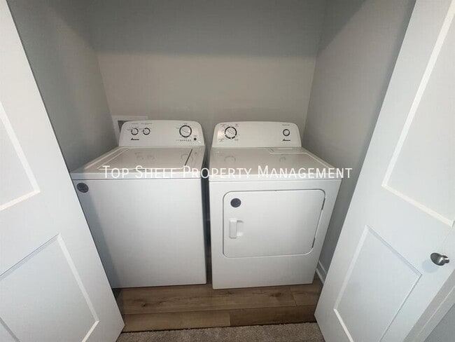 Building Photo - 193 NE 56th St