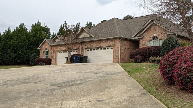 Building Photo - 3 Bedroom Home located in Magnolia Gardens...
