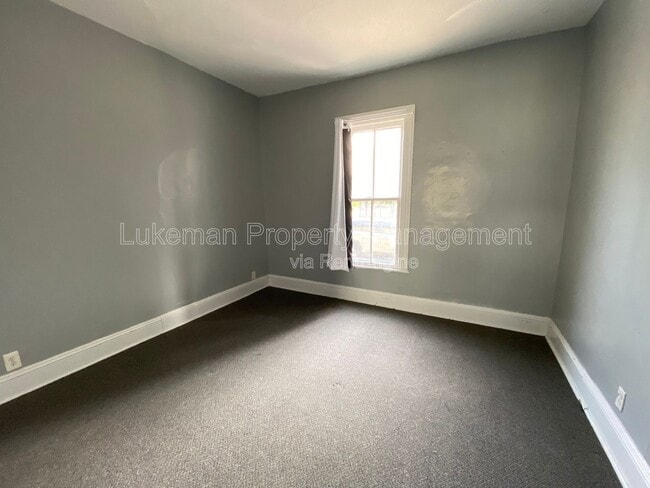 Building Photo - 827 W Cedar St