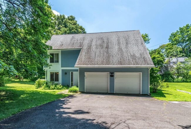 Single Family House with large fenced in yard in quiet neighborhood in Greenwich, CT - 35 Homestead Rd