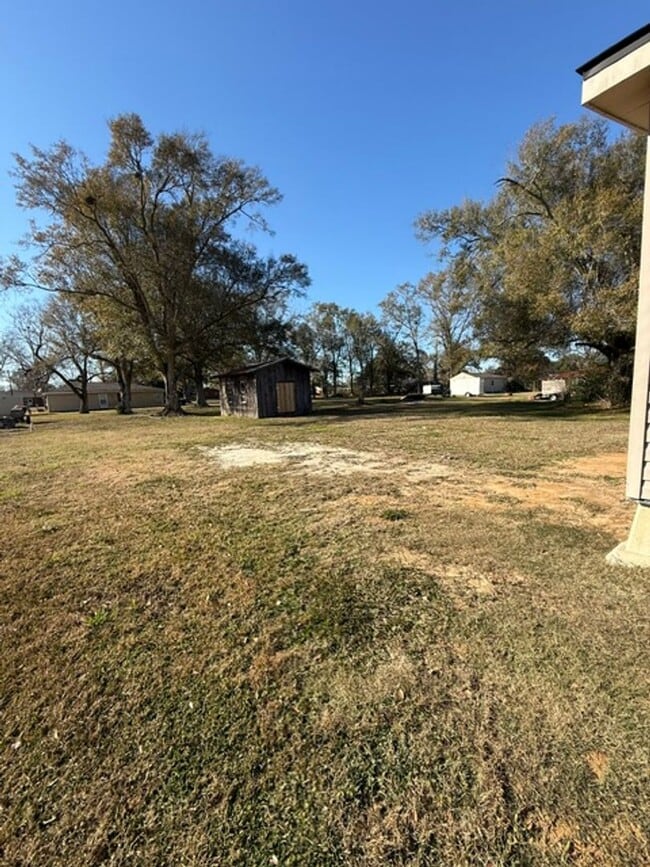 Building Photo - Simple & Comfortable 3 Bedroom Home in Iowa, LA with Large Yard!