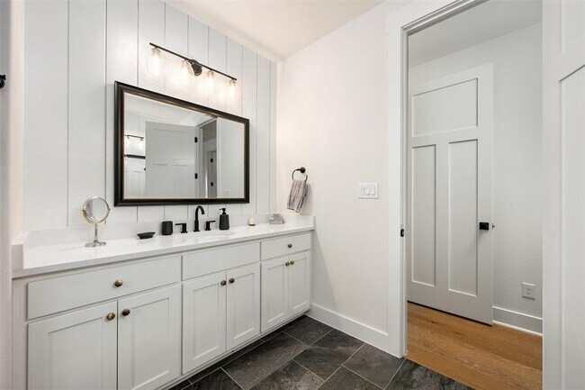 Building Photo - 510 E 7th St