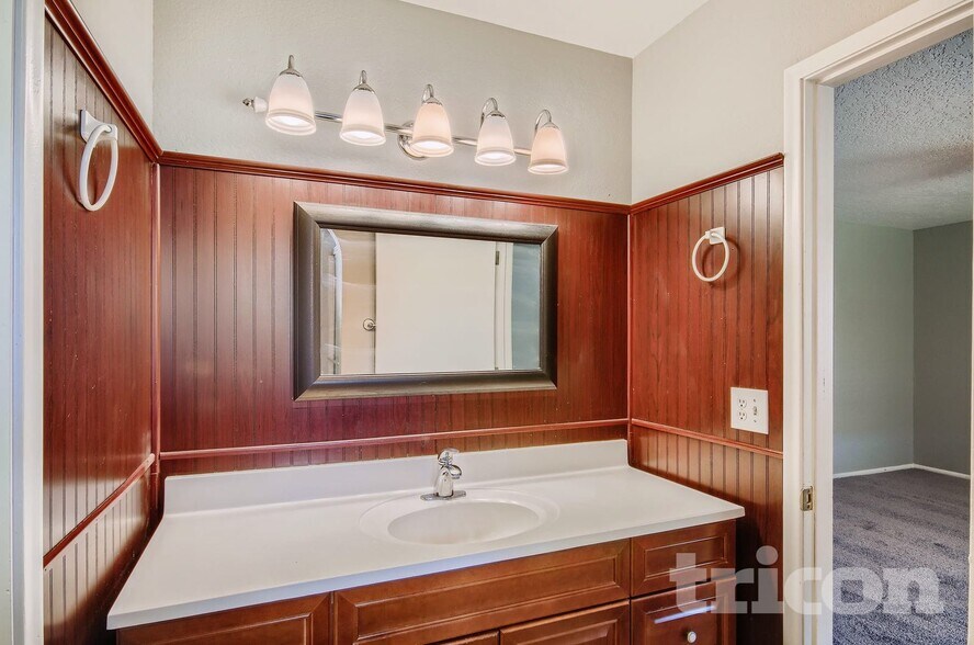 Building Photo - 2612 E Glade Ave