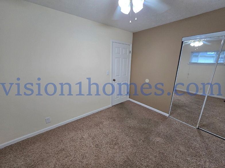 Building Photo - 433 Lewis Blvd