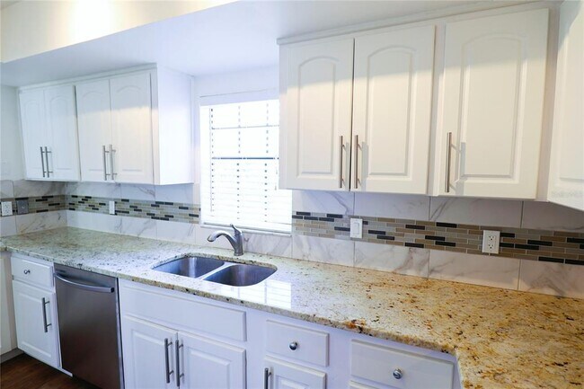 Building Photo - 2450 Heron Terrace