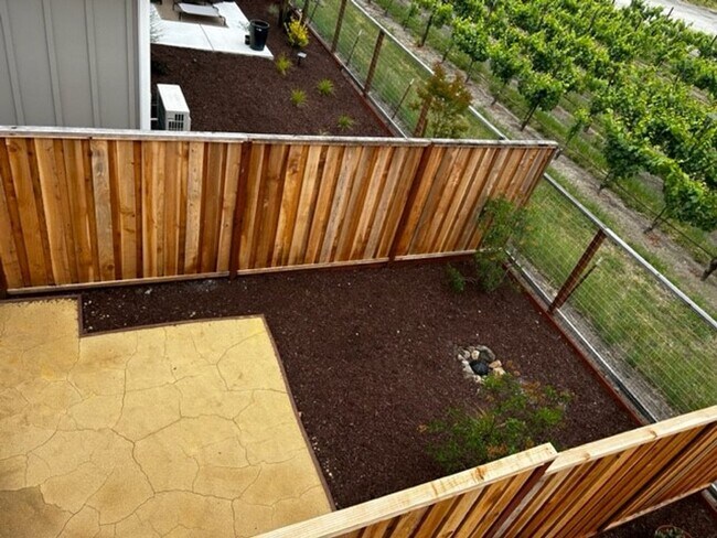 Building Photo - 2 Bed 1 BATH UPPER UNIT