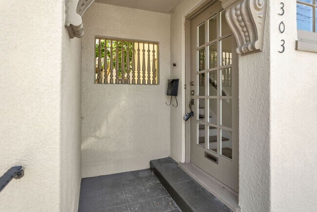 Building Photo - Great upstairs bungalow in Hillcrest with one car garage!