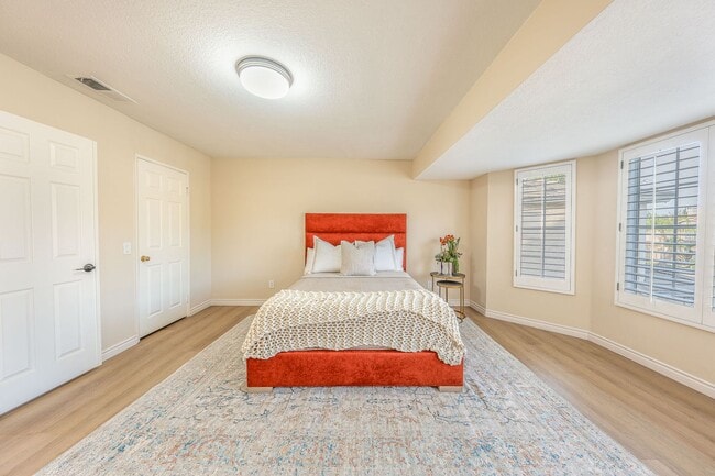 Building Photo - Fully furnished Canyon View 5 Bed Single Family