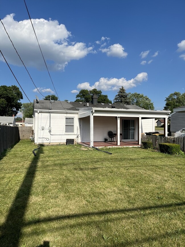 Building Photo - 446 Montrose Dr