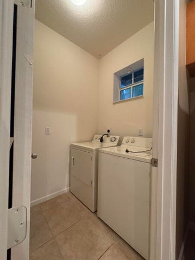 Building Photo - 1033 NE 17th Way