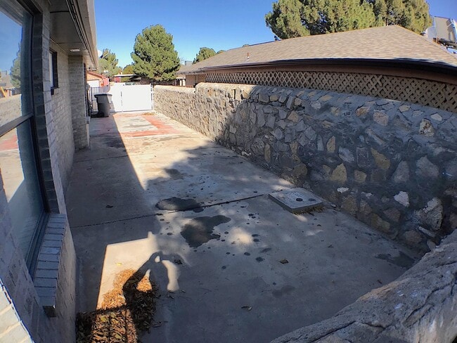Building Photo - East El Paso Refrig A/C 3bed/2bath with Pool!