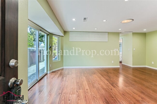 Building Photo - Gorgeous 3 Bedroom Home with SwimSpa Avail...