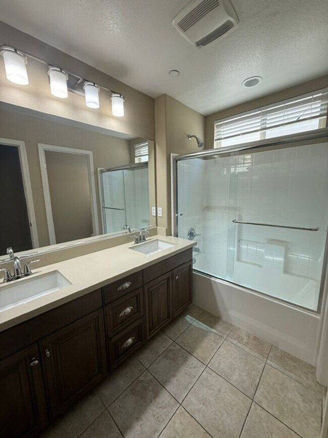 Building Photo - Model Home in desirable Moorpark Highlands!