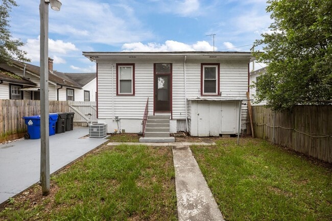 Building Photo - Incredibly Well Maintained & Beautiful Hom...