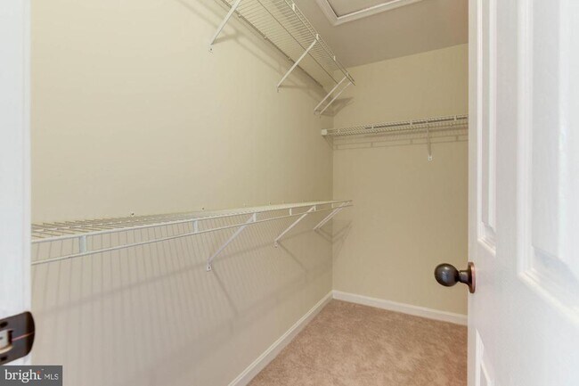 Building Photo - 1264 Quaker Hill Dr