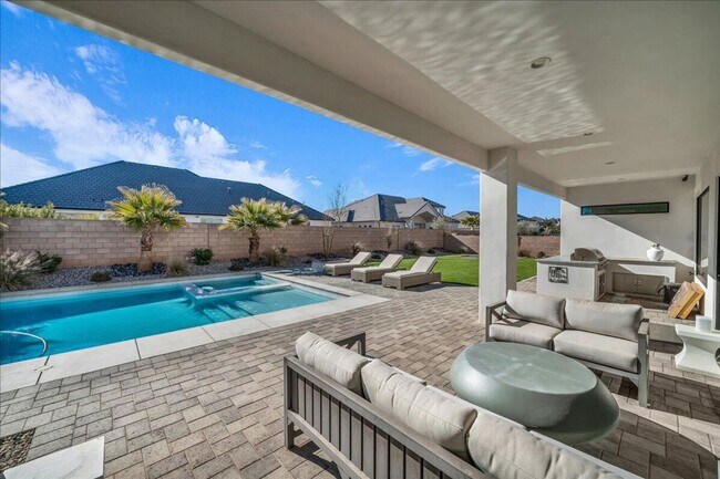 Building Photo - Beautiful 6-Bedroom, 5-Bathroom Home for Rent in Moorland Park