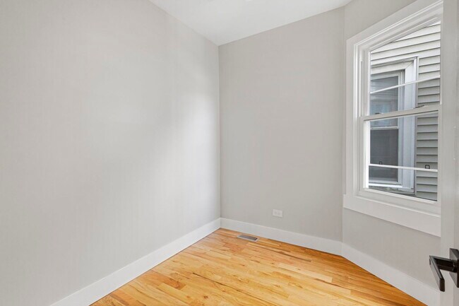 Building Photo - 6129 N Ravenswood Ave