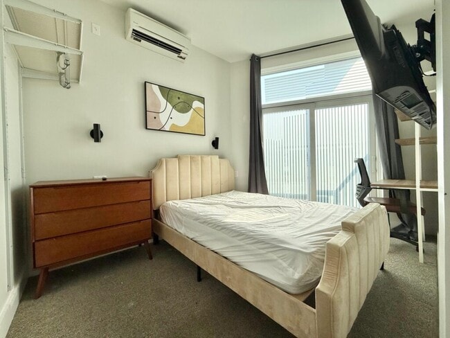 Building Photo - 763 Park Ave