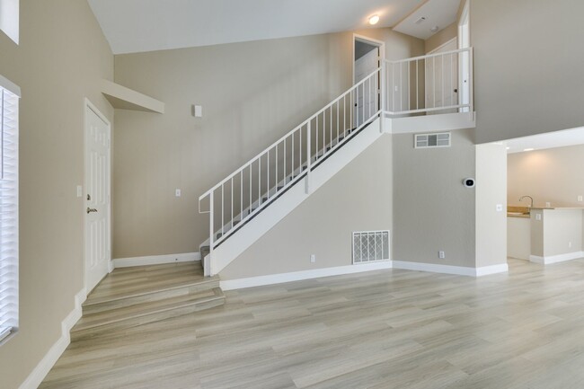 Building Photo - Charming 2-bedroom townhome in Green Valley!