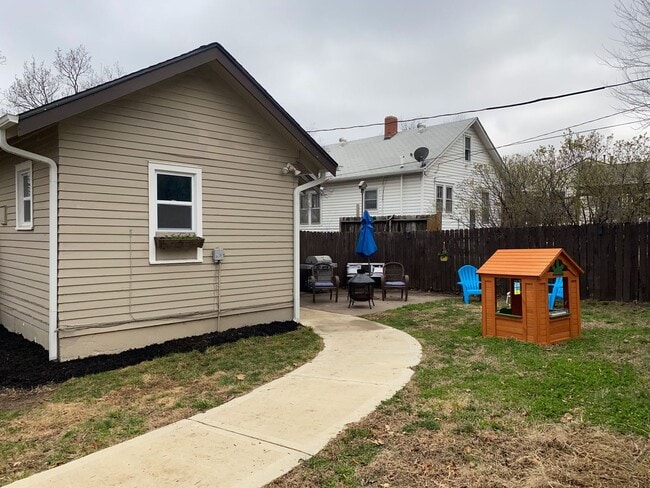 Building Photo - Single Family Home Available August 5th!
