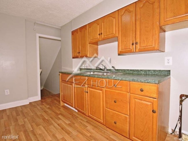 Building Photo - 2 br, 1.5 bath Apartment - 4108 Eastmont Ave