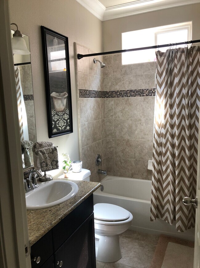 Guest bathroom - 3432 La Solana Ave