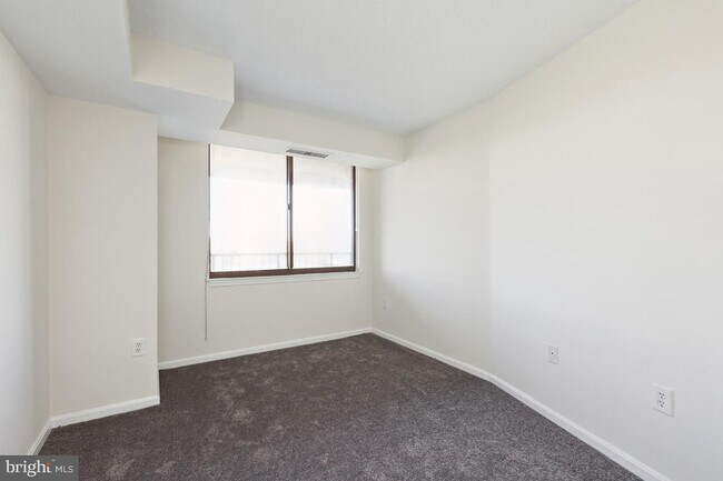 Building Photo - 10101 Grosvenor Pl