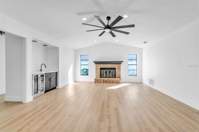 Building Photo - 1110 Woodcrest Ave