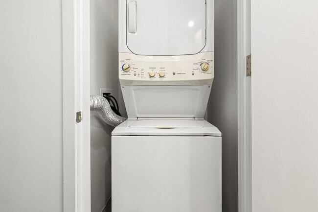 Building Photo - Furnished Juhl Condo w/ Balcony & City Views