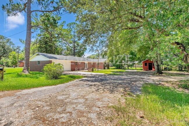 Building Photo - Stunning 4 BD / 2 BA in Bay Minette **Plus...