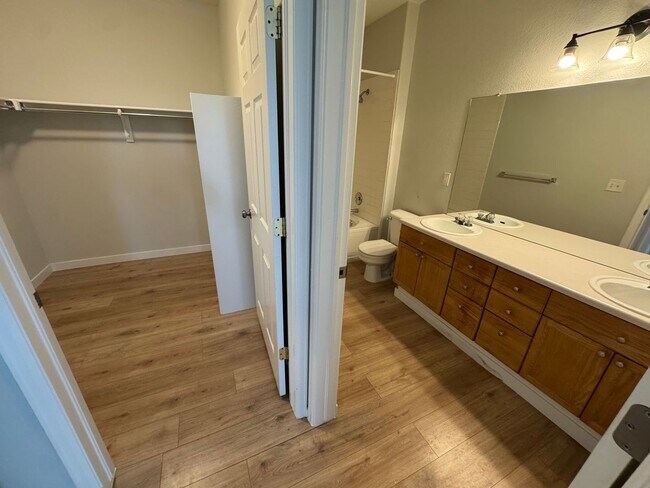 Building Photo - Spacious Condo in the Heart of Aurora
