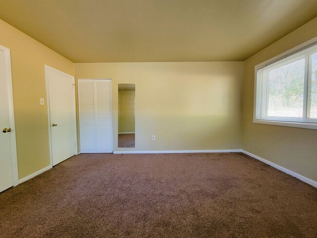 Building Photo - One bedroom condo with lots of space in He...