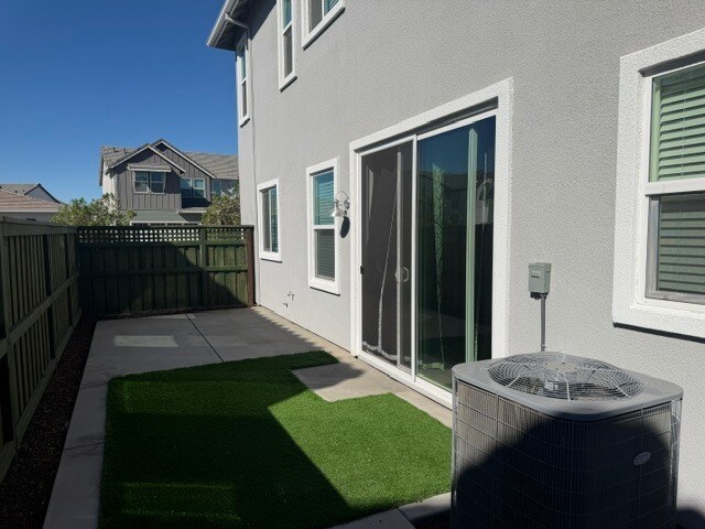 Building Photo - Lathrop - Gorgeous 5 Bedroom 3 Bathroom Home