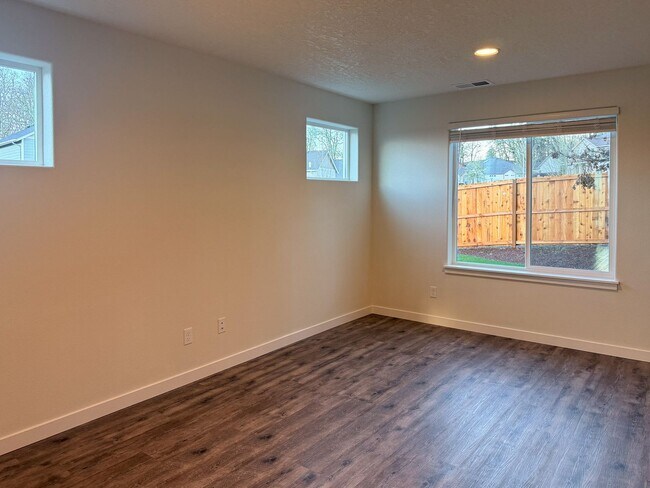 Building Photo - 505-507 NW Hillcrest Dr