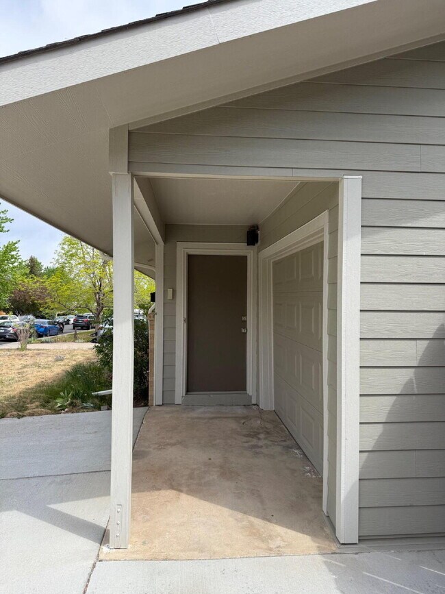 Building Photo - Home Available August 7th!